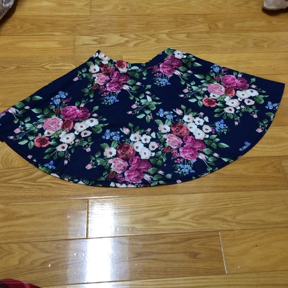 Mini floral skirt - Picture 2 of 3