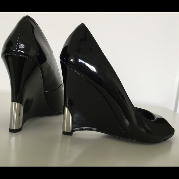 Fergie NIKITA Open Toe Wedges 7.5
