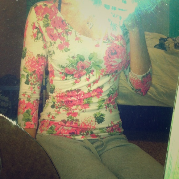 Rue 21 Floral Half Sleeve V-Neck T