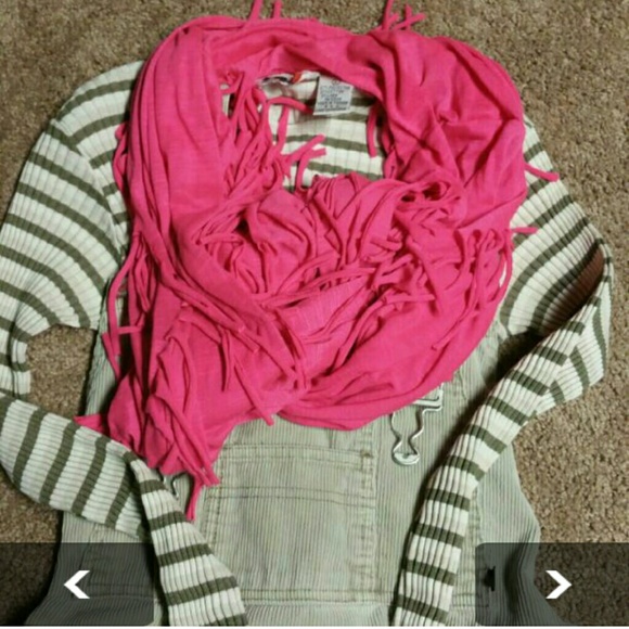 EUC Junior's Form Fitting Shirt Size L - Picture 2 of 4