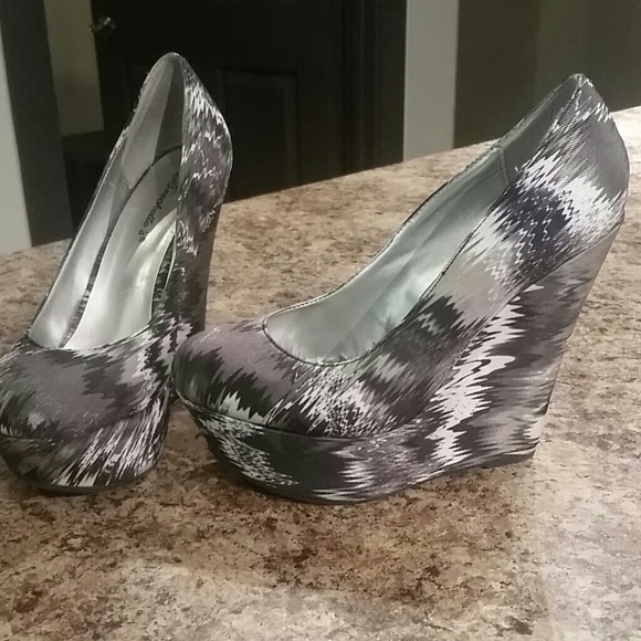 Marbled print wedges