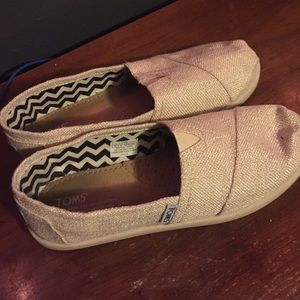Slightly worn knit off white Toms