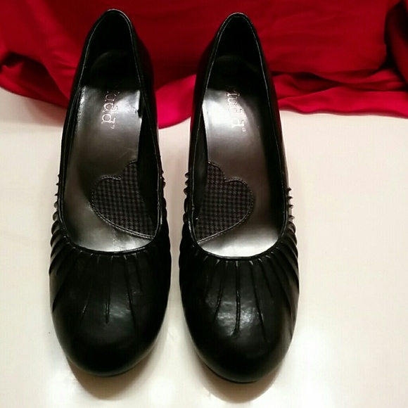 Black pumps with ruching like detail on the front