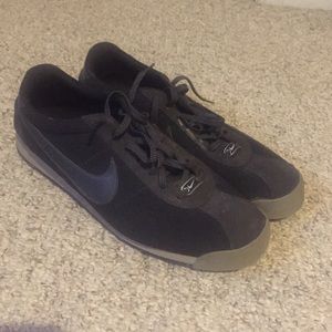 Casual Black Nike shoes