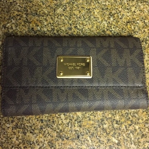 🔻PRICE DROP Michael Kors Wallet🔻