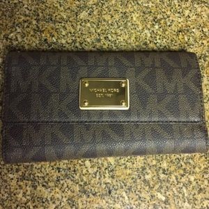🔻PRICE DROP Michael Kors Wallet🔻