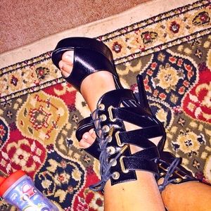 Leather black & gold heels 👠