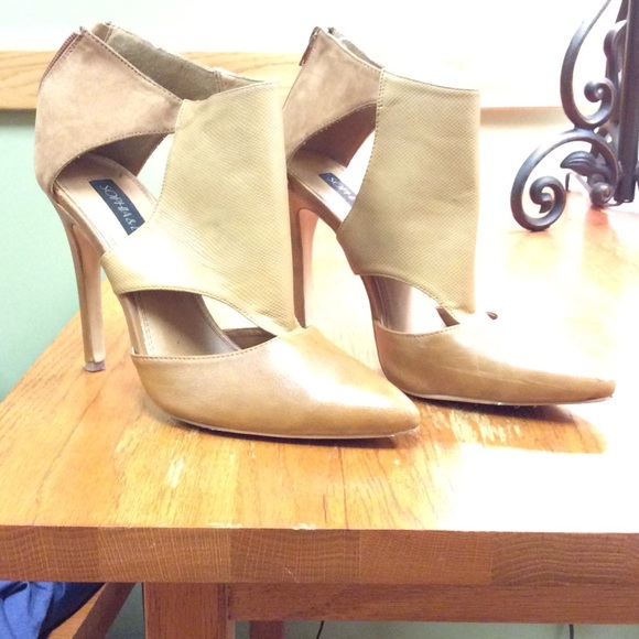 Sophia and Lee tan pumps, slightly worn - Picture 2 of 3