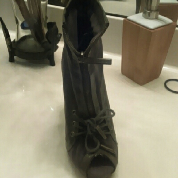 Heels - Picture 3 of 4
