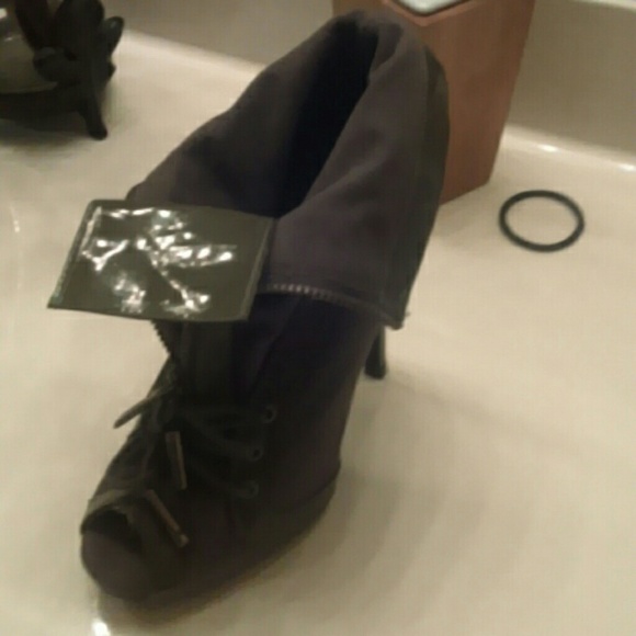 Heels - Picture 4 of 4