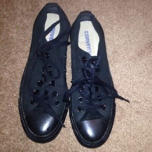 Black on black converse!🏴