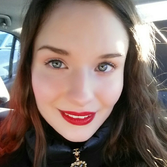 Meet your Posher, Megan!! - Picture 3 of 4