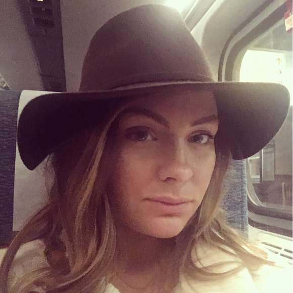 Meet your Posher, Nicole - Picture 1 of 1