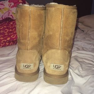 Tan short uggs