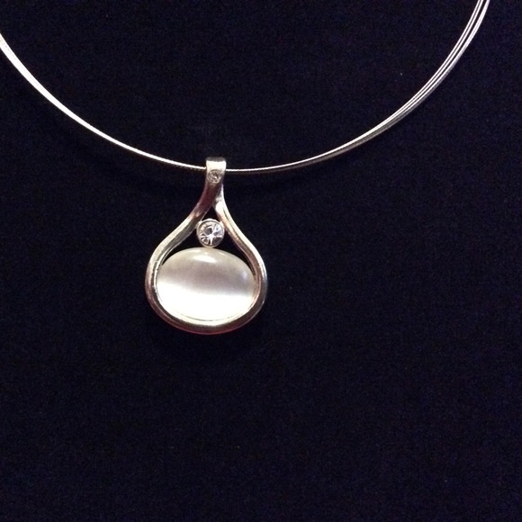 Necklace in shades of beige and more cat's-eye. - Picture 3 of 3