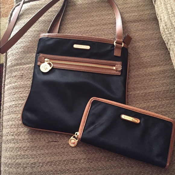 Michael Kors Lg Kempton crossbody purse.