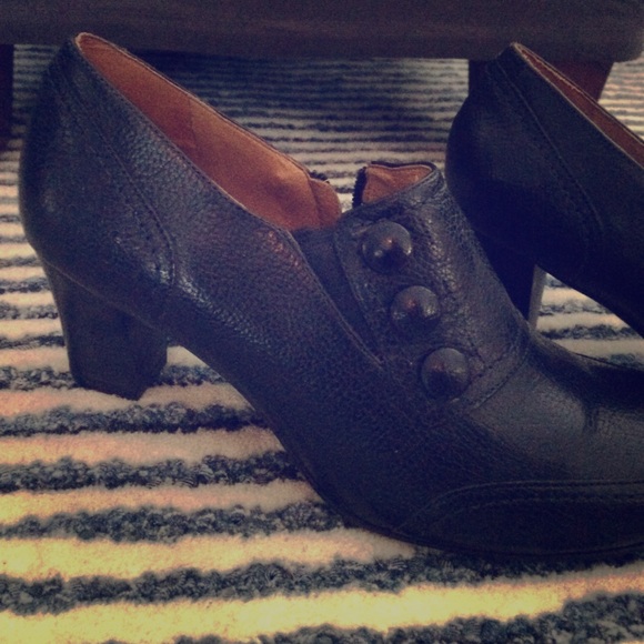 Nurture; navy, size 8, heel 2.5 inch.