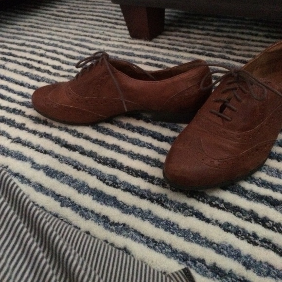 Clarks, 8.5 medium, leather upper.