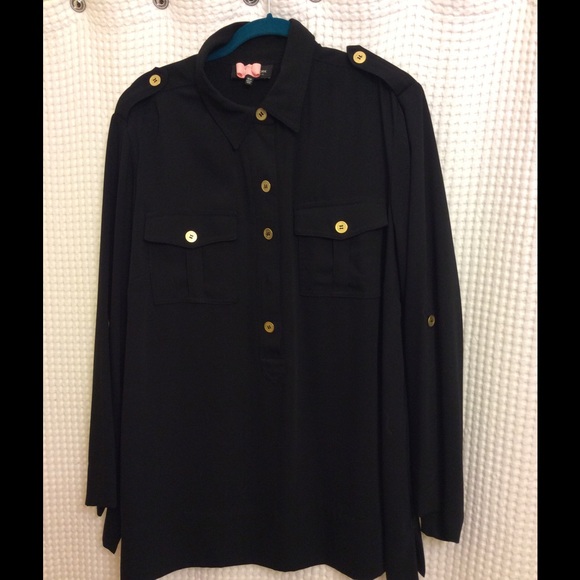 Lovely tunic button sleeves and shoulder detail!