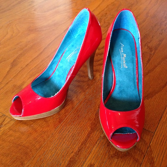 NWOT patent red pumps