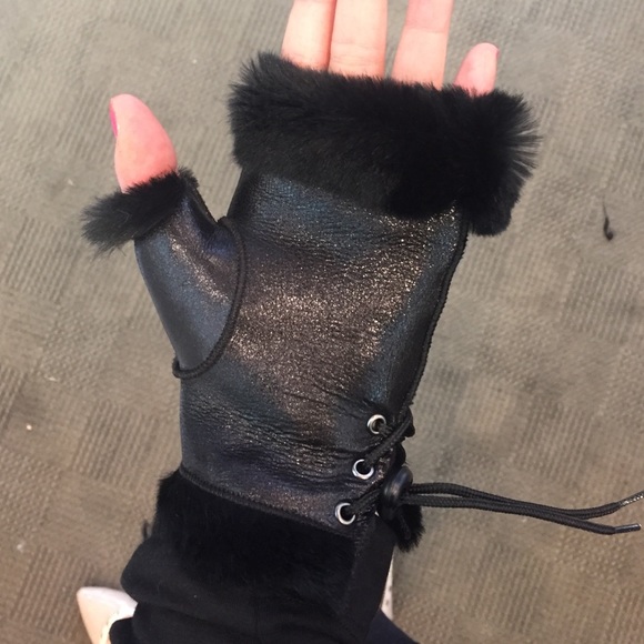 Black leather gloves with real fur shearling trim