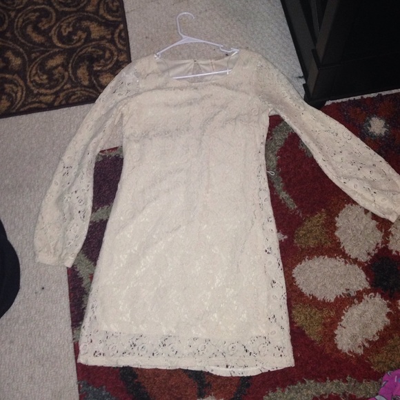 Long-sleeved white laced dress