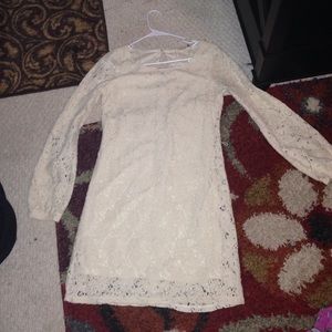 Long-sleeved white laced dress