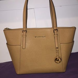 FLASH SALE 🎉 MICHAEL KORS jet set tote