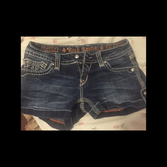 SOLD!!!! sz 28 Rock Revival Alanis shorts๐ - Picture 2 of 2