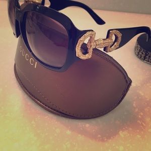 Gucci sunglasses in black comes with case
