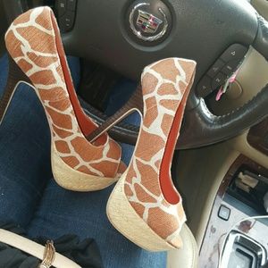 Giraffe print... JUST FAB PUMPS