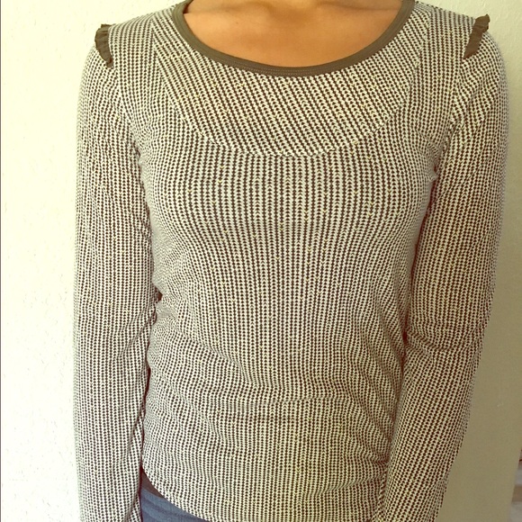 Long sleeve volcom stone shirt.