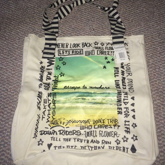 BEAUTIFUL AND CUTE VOLCOM BAG