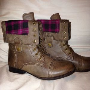 Aeropostale plaid combat boots (size 8)