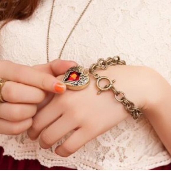 Beautiful red heart wings bracelet