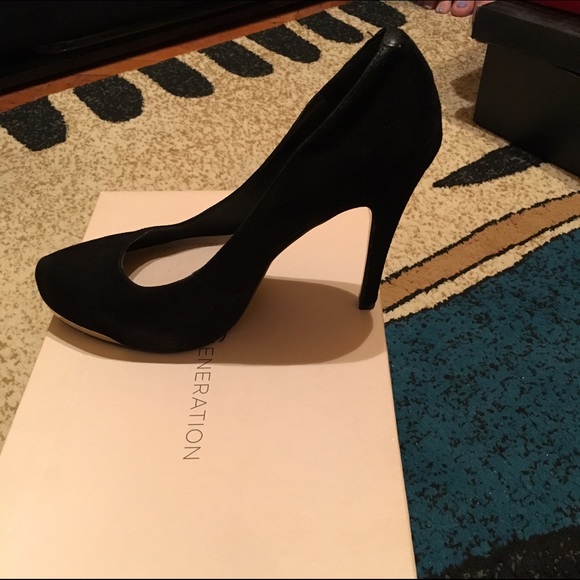 BRAND NEW Suede BCBGeneration Pumps - Picture 2 of 4