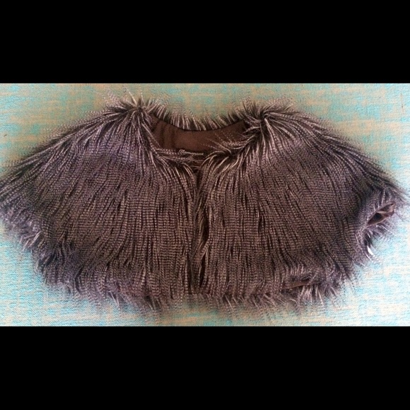 Short sleeved feathery chest coat