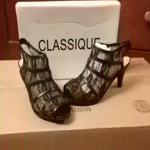 Classique lace shootie