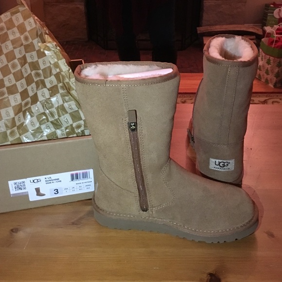 Kids Uggs never worn! Child size 3!