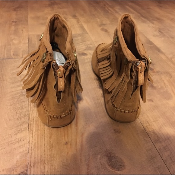 🆕 Trendy Boho Mocassin Fringe Booties w/ Studs - Picture 3 of 4