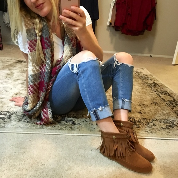 🆕 Trendy Boho Mocassin Fringe Booties w/ Studs - Picture 2 of 4