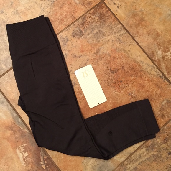 lululemon athletica Pants - NWT Lululemon Zone In Crop