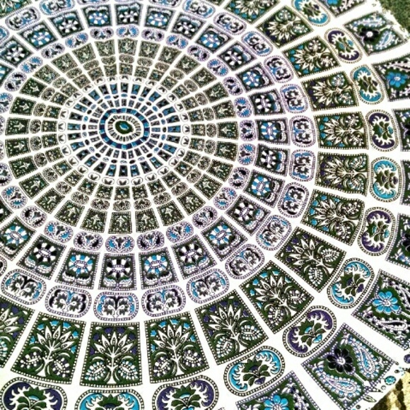 PURPLE/GREEN ROUND TAPESTRY