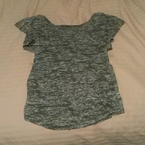 Lightweight short sleeve Gap tshirt.