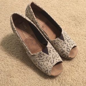 Adorable Toms Wedge Heels