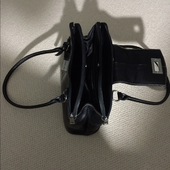 Danier leather shoulder bag - Picture 4 of 4