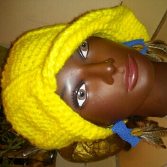 Crochet hat and felt earrings with owl feathers