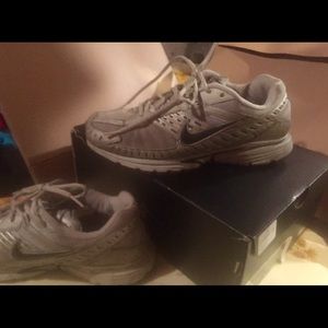 Nike tennis shoes men's size 9