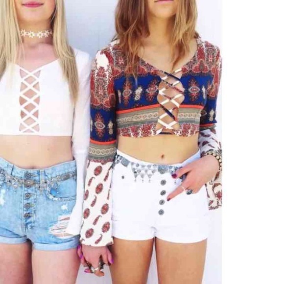 SOLD LF Stores Bell Sleeve Criss Cross Front Crop - Picture 3 of 4