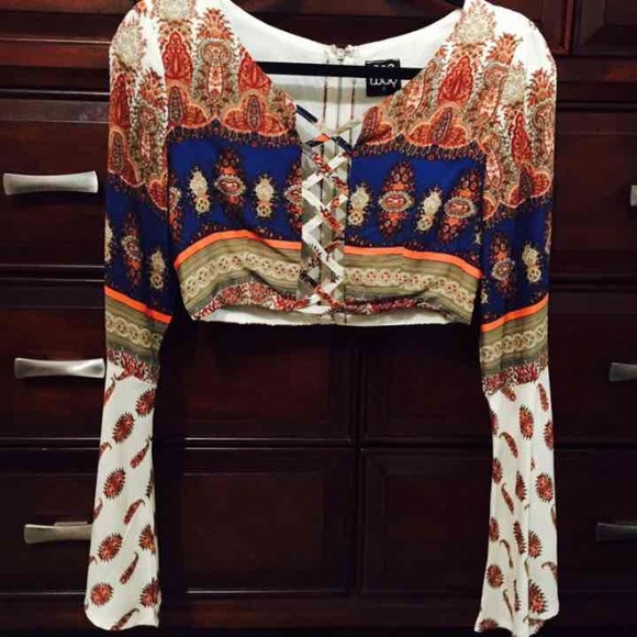 SOLD LF Stores Bell Sleeve Criss Cross Front Crop - Picture 4 of 4